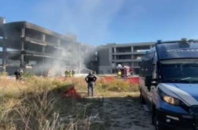 Incendio in un edificio occupato a Roma, ferito un uomo