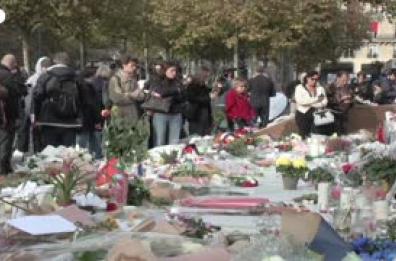 Parigi, candele e preghiere: la commemorazione dieci anni dopo gli attacchi terroristici Parigi, candele e preghiere: la commemorazione dieci anni dopo gli attacchi terroristici