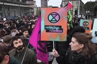A Torino studenti in piazza, 'oggi una spallata al governo' A Torino studenti in piazza, 'oggi una spallata al governo'