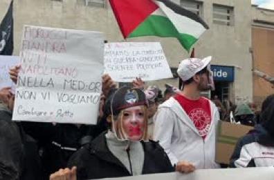 Corteo a Roma, 'bruciamo il fascismo, cacciamo il governo'