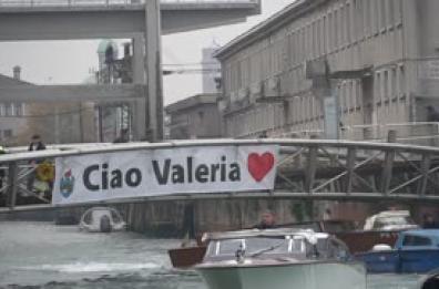 Venezia ricorda Valeria Solesin a 10 anni dalla strage del Bataclan Venezia ricorda Valeria Solesin a 10 anni dalla strage del Bataclan