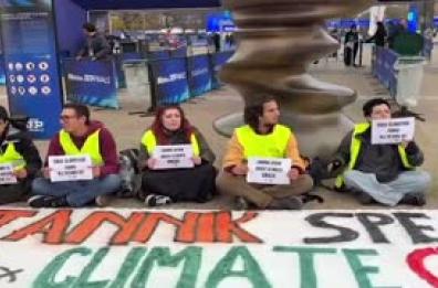 Fridays for Future, manifestanti alle Finals: "Sinner, speak about climate!"