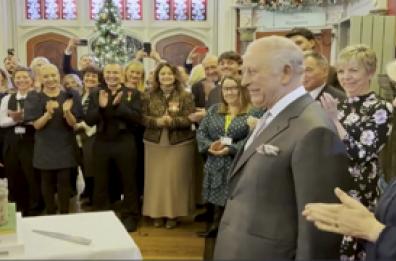 Compleanno in Galles per Carlo: coro di "Happy Birthday" e taglio della torta Compleanno in Galles per Carlo: coro di "Happy Birthday" e taglio della torta