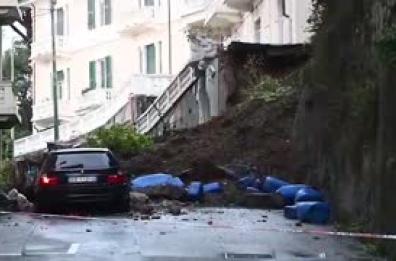 Maltempo Liguria, crolla muro contenimento a Genova Pegli