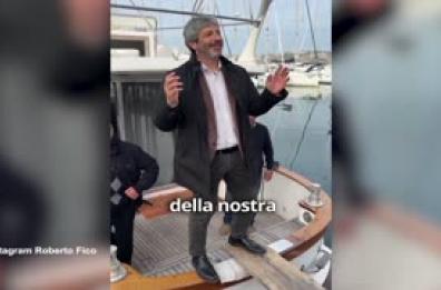 Comizio dal gozzo delle polemiche per Roberto Fico Comizio dal gozzo delle polemiche per Roberto Fico