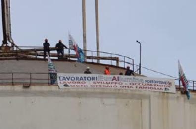 Eurallumina, operai a 40 metri su un silo: "Il Mimit ci convochi"