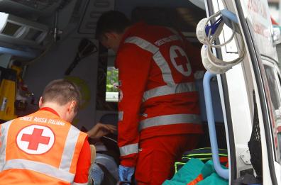 Accoltellata a Roma 'aggredita dal mio compagno' Accoltellata a Roma 'aggredita dal mio compagno'