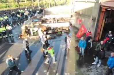 Ex Ilva, a Taranto la fabbrica occupata e blocchi stradali Ex Ilva, a Taranto la fabbrica occupata e blocchi stradali