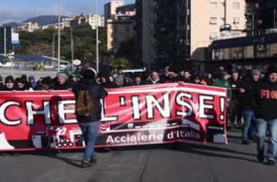 Ex Ilva, il corteo degli operai allo stabilimento di Genova Cornigliano