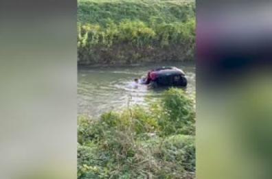 Imprenditore padovano in canale con l'auto, salvato da due passanti