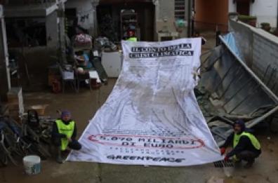 Greenpeace, "scontrino" nel fango del Friuli: "Ecco il prezzo della crisi climatica" Greenpeace, "scontrino" nel fango del Friuli: "Ecco il prezzo della crisi climatica"