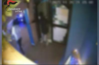 Irruzione armata e rapina in un bar a Sezze (Latina), due arresti