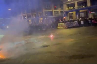 Bologna, manifestanti e agenti si fronteggiano con bombe carta e idranti