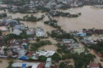 Alluvione nel Vietnam centrale, almeno 50 fra morti e dispersi Alluvione nel Vietnam centrale, almeno 50 fra morti e dispersi
