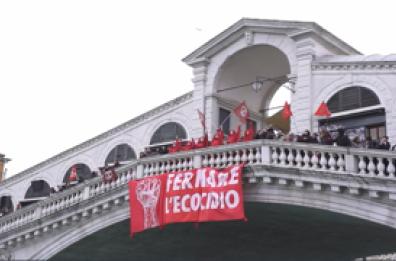 Venezia, blitz di Extinction Rebellion: il Canal Grande si colora di verde