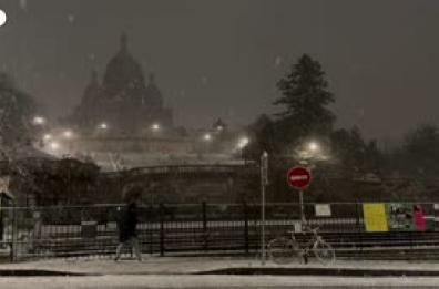 Neve a Parigi, Montmartre si trasforma in una pista per slitte improvvisate