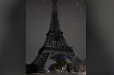 Il sabato sera sotto la neve esalta la magia di Parigi
