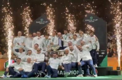 L'Italia vince ancora la Coppa Davis, l'esultanza azzurra sul podio