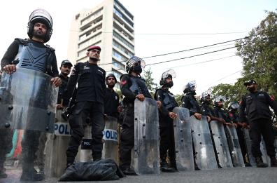 Pakistan, attacco e attentato suicida a comando polizia Peshawar