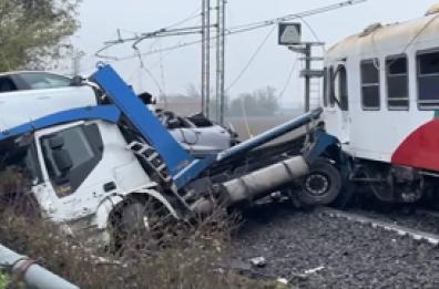 Scontro bisarca-treno, strage sfiorata nel Ferrarese: "solo" due feriti