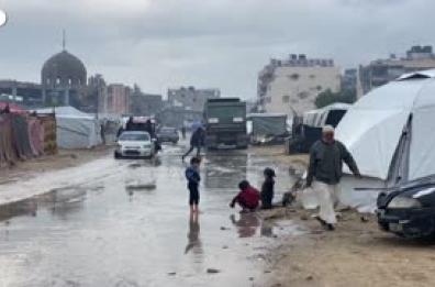 Gaza sommersa dalla pioggia, allagate le tende dei campi profughi Gaza sommersa dalla pioggia, allagate le tende dei campi profughi
