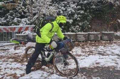 In bici sotto la neve verso l'Austria per una gara di sci
