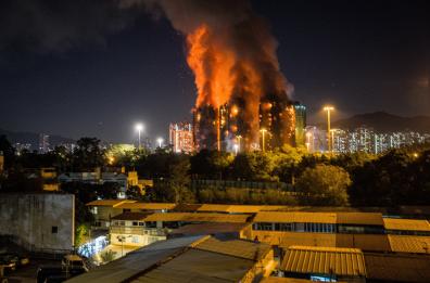 Maxi incendio ad Hong Kong, grattacieli in fiamme, quattro morti Maxi incendio ad Hong Kong, grattacieli in fiamme, quattro morti