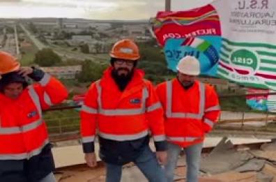 Eurallumina, dieci giorni sul silo a 40 metri: l'appello degli operai a Calderone