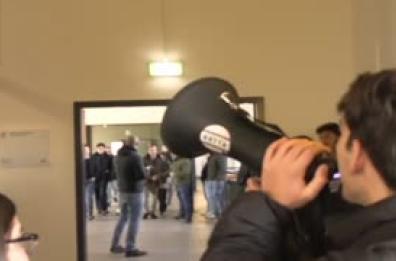 Calenda contestato all'Universita' Statale di Milano: "Fuori dall'universita'" Calenda contestato all'Universita' Statale di Milano: "Fuori dall'universita'"