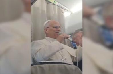 Il Papa in volo verso la Turchia: "Auguri per il Ringraziamento, giorno meraviglioso per celebrarlo"