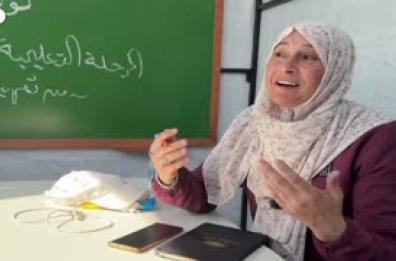 A Gaza i bambini palestinesi tornano a scuola, lezioni in un'aula improvvisata nel cortile