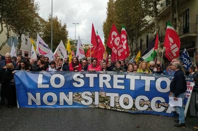 Migliaia di persone al corteo no ponte a Messina