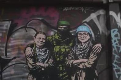 A Milano un murale ritrae Greta Thunberg e Francesca Albanese abbracciate da un miliziano di Hamas