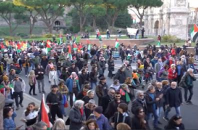 Il corteo per la Palestina sfila per le vie di Roma