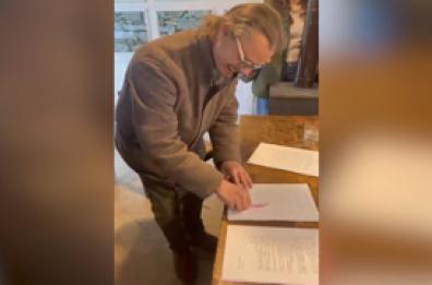 La "famiglia nel bosco" accetta una nuova casa, la firma di papa' Nathan