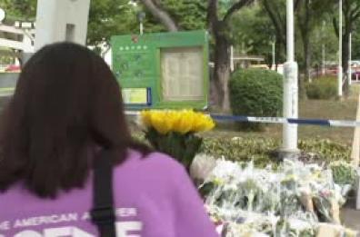 A Hong Kong folla crescente depone fiori per i 128 i morti nel rogo