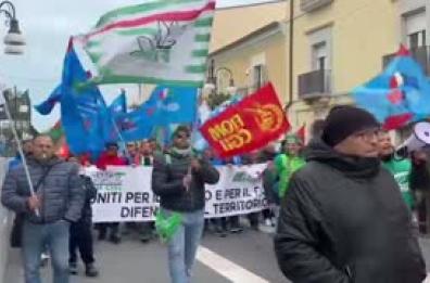 Stellantis, mille lavoratori in corteo a Termoli
