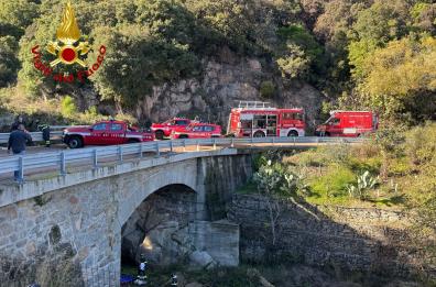 Auto precipita da un ponte, tre morti in Sardegna