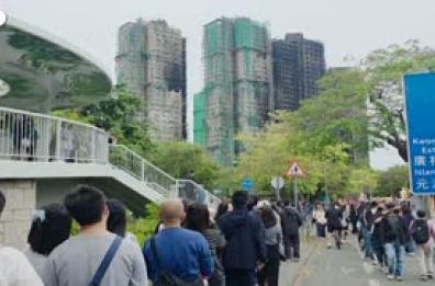 Hong Kong, in migliaia per l'omaggio alle vittime del maxi-incendio
