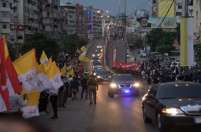 Beirut, il passaggio del corteo papale fra due ali di folla