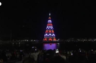 Botafogo Beach, inaugurato albero di Natale di 80 metri con fuochi d'artificio