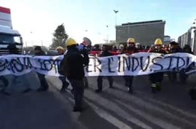 Ex Ilva Genova Cornigliano, lavoratori in corteo con Ansaldo e Fincantieri Ex Ilva Genova Cornigliano, lavoratori in corteo con Ansaldo e Fincantieri
