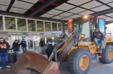 Ex Ilva, il corteo arriva all'aeroporto di Genova: occupata l'area partenze Ex Ilva, il corteo arriva all'aeroporto di Genova: occupata l'area partenze