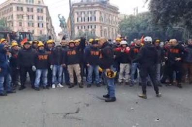 Genova: Tensioni a corteo ex Ilva, polizia usa lacrimogeni Genova: Tensioni a corteo ex Ilva, polizia usa lacrimogeni