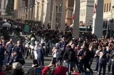 Milano Cortina, la fiaccola olimpica passa a San Pietro