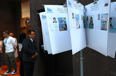 Dopo l'incendio, Hong Kong alle urne per eleggere parlamentari