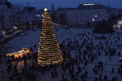 Ucraina, a Kiev tracce di normalita' con l'accensione dell'albero di Natale
