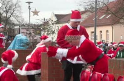 Michendorf si tinge di rosso, in centinaia alla corsa dei Babbi Natale Michendorf si tinge di rosso, in centinaia alla corsa dei Babbi Natale
