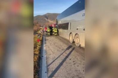 Auto contro corriera, 9 le persone ferite, 5 ragazzi portati in ospedale Auto contro corriera, 9 le persone ferite, 5 ragazzi portati in ospedale