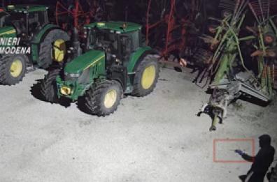 Trattori rubati e inviati in Albania, smantellata banda nel Modenese Trattori rubati e inviati in Albania, smantellata banda nel Modenese